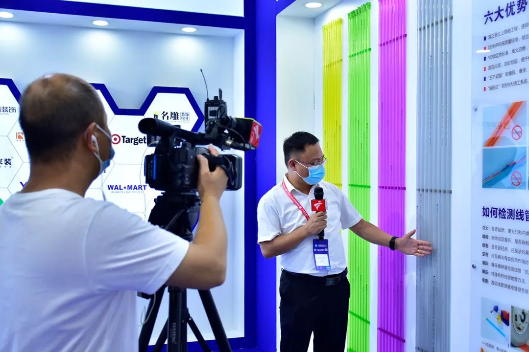 Our regional manager introduces Ctube products to the TV media in front of the display wall