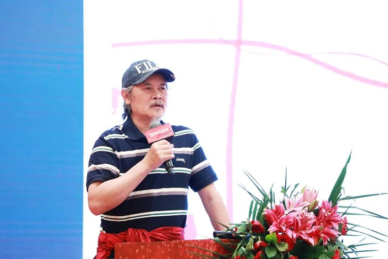 Yu Gong, the founder of Xingyi Decoration, was speaking.