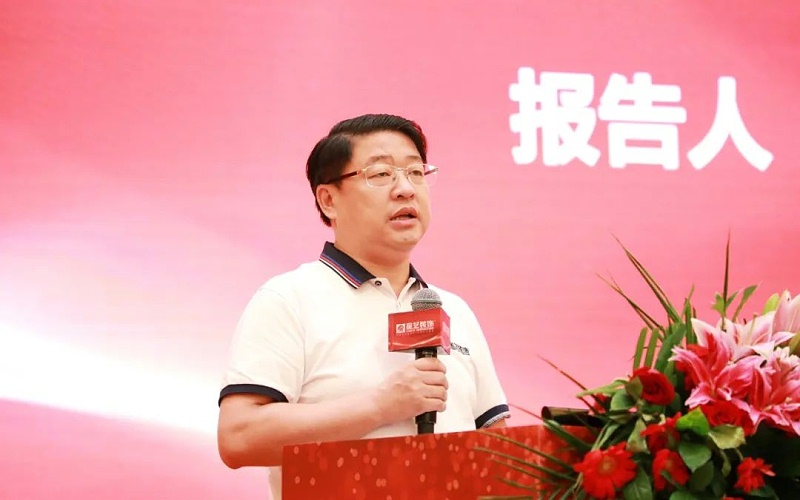 Yu Min, Chairman and President of Guangdong Xingyi Decoration Group, was speaking. 
