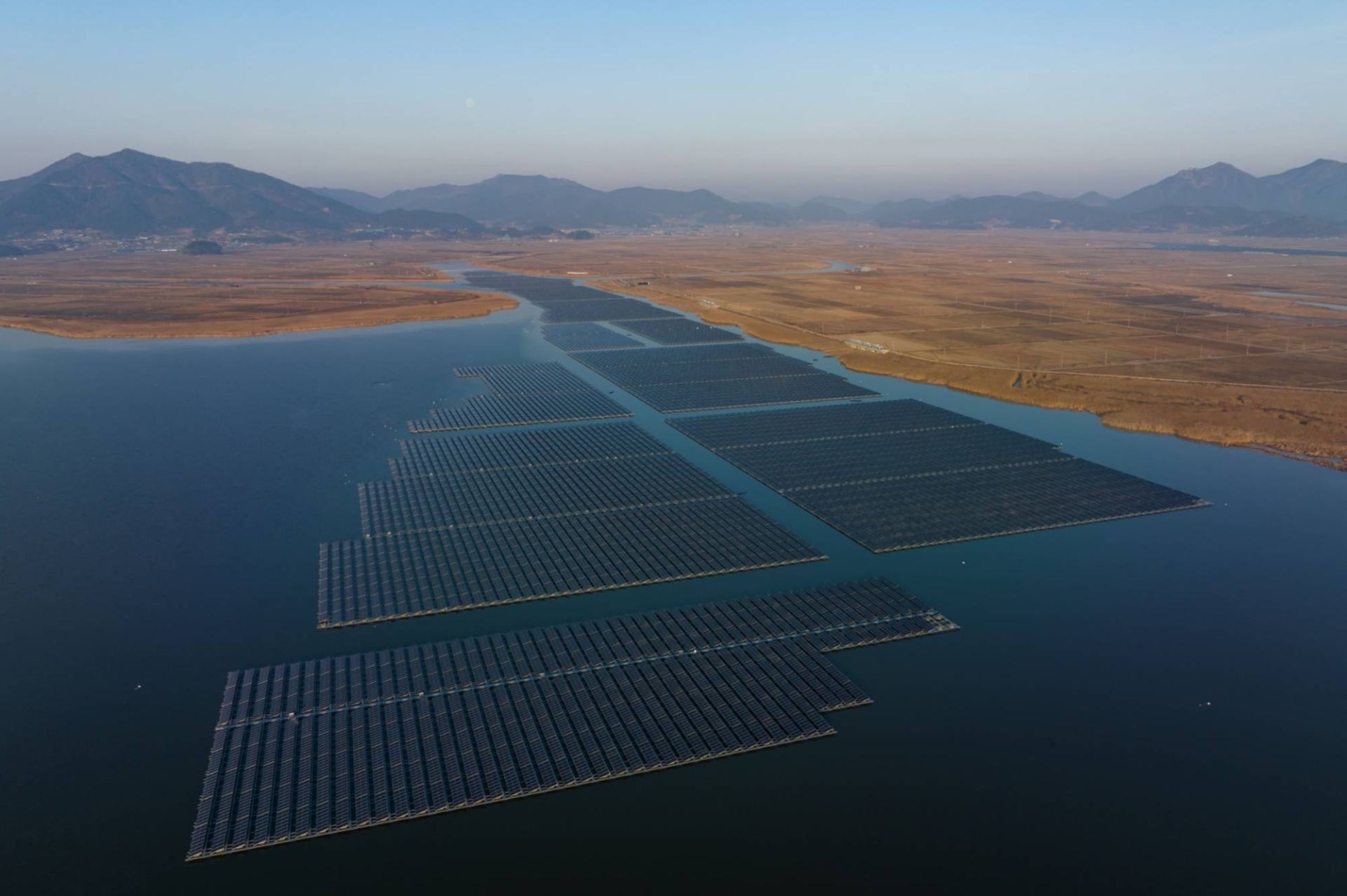 Parque solar en zonas costeras y canalización min.